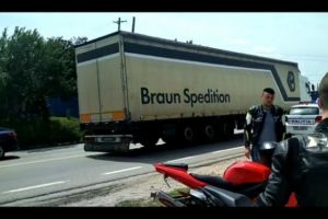 Accident SPECTACULOS - Un TIR cu 20 de tone de ciocolată s-a RĂSTURNAT