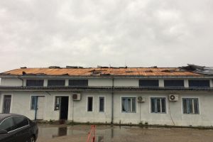 FOTO. RAR Satu Mare şi-a întrerupt activitatea! Acoperişul clădirii a fost smuls de vânt