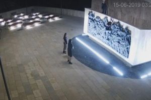 Un grup de adolescenţi a vandalizat statuia ecvestră a lui Ștefan cel Mare