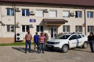 Trei migranţi africani, reţinuţi după ce intraseră ilegal pe teritoriul României pe la Falcău