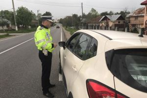 Fără permis de conducere, prins la volanul unei maşini cu numerele expirate de aproape doi ani