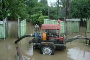 Curţi şi beciuri inundate şi mii de consumatori fără curent electric, după furtuna de joi