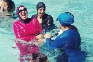 Război între nudişti şi musulmanele în burkini
