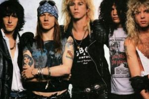 Guns N'Roses în stare de şoc. S-a înjunghiat singur în burtă şi a ajuns de urgenţă la spital