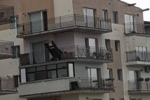 Două blocuri din Baciu au rămas fără acoperiş - FOTO