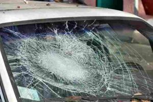 Tânăr de 23 de ani, din Alba Iulia, cercetat de poliţişti pentru DISTRUGERE. Este bănuit că ar fi spart parbrizul şi ar fi zgâriat capota unui autoturism parcat pe o stradă din municipiu