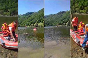 FOTO: Opt persoane aflate într-o barcă spartă pe barajul Mihoieşti, salvate de pompierii din Câmpeni