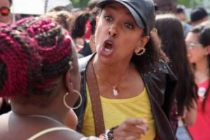 Beată, aceasta a făcut scandal. O celebră actriţă şochează într-un club de gay. „A urinat pe mine”