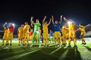 VIDEO: Moment EMOŢIONANT pentru tricolorii “mici” ai României. Un grup de suporteri români a mers la hotelul naţionalei U21, noaptea trecută: “Suntem mândri de voi! Pentru noi, sunteţi campioni”