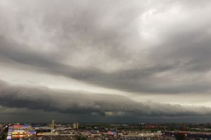 Cod portocaliu de furtună în mai multe zone ale ţării. În vest sunt aşteptate şi căderi de grindină