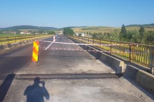 VIDEO FOTO Gata calvarul pe DN1. S-au terminat lucrările la podul de la Bradu