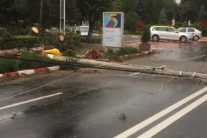 Furtună în Mureş. Pompierii mureşeni, solicitaţi la 36 de intervenţii în mai puţin de trei ore