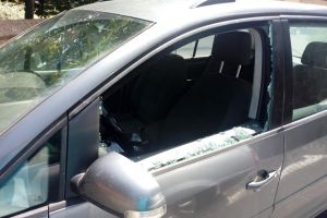 FOTO Spargere auto în plină zi pe Cetăţii – Hoţul a furat un portofel