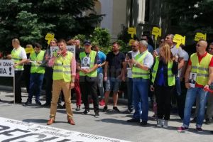 Protest al poliţiştilor în faţa Prefecturii Suceava