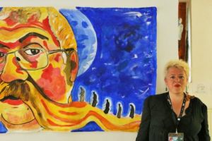 INTERVIU. Regizoarea Crista Bilciu, debut în artele plastice cu expoziţia „Purcăretiada“, la FITS: „Pentru mine acum e important să mă pot exprima şi prin cuvinte şi prin imagini şi prin teatru“