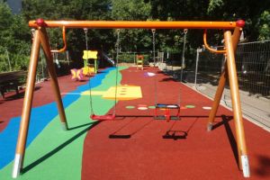 Continua lucrarile de reabilitare si modernizare a locurilor de joaca: Spatiul de joaca de pe aleea Stejarului din Constanta, aproape gata