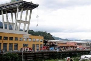 Mii de persoane evacuate în Italia!  Resturile unui pod de autostradă care s-a prăbuşit acum zece luni au fost demolate 