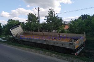 FOTO! Accident grav în judeţul Botoşani. Un şofer a fost înţepat de o albină şi a intrat cu camionul într-un pod