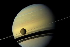 NASA trimite o dronă pe cea mai mare lună a planetei Saturn,Titan, în căutare de urme de viaţă