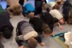 Imaginile cu elevii învăţaţi să facă rugăciunea islamică şi să cânte imnul „Allahu Akbar” au provocat un scandal uriaş. Video în articol 