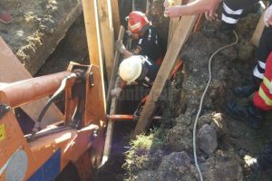 Trei muncitori, prinşi sub un mal care s-a surpat