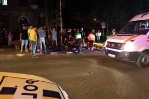FOTO Accident grav! Tânăr rănit după ce a intrat cu motocicleta într-o maşină