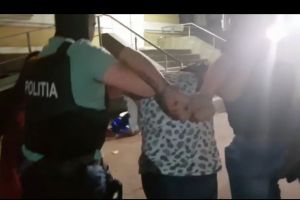 Suspectul crimei din Bragadiru prins la Mamaia. Incatusat ca detinutii din Inchisoarea Delfinul Negru. Ce facea cand a fost saltat de politisti 
