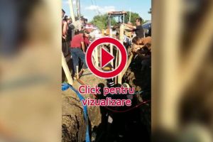Trei muncitori, prinşi sub un mal care s-a surpat. Unul a rămas blocat sub pământ