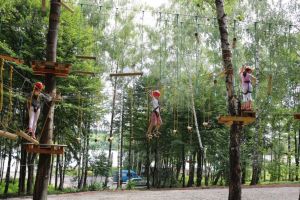 În parcul de aventură „Nada Florilor” din Fălticeni au fost deschise două trasee noi ...