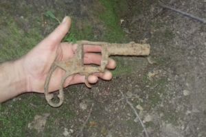 Grenade şi un pistol din al Doilea Război Mondial, descoperite la Bistriţa (FOTO)