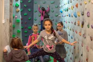 Invitaţie la căţărare: Clubul Sportiv Gecko din Oradea va cumpăra un perete mobil de escaladă pentru a-l purta prin şcoli