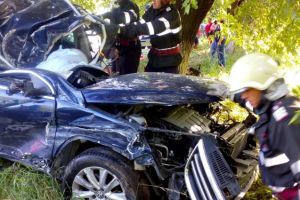 Accident mortal: Un tanar de 23 ani si-a pierdut viata dupa ce autoturismul a intrat intr-un copac