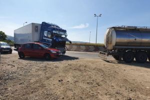 FOTO/ VIDEO: TIR defect în giratoriul din Lancrăm – Circulaţie îngreunată