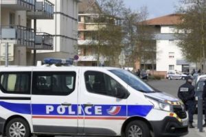 Bărbatul gol puşcă şi în bascheţi pe stradă, explică tuturor că el este Iisus. Care era de fapt adevărul despre goliciunea lui