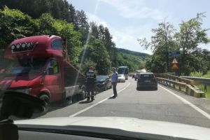 Accident la Posada, cu 3 masini. S-a format coloana pe DN1