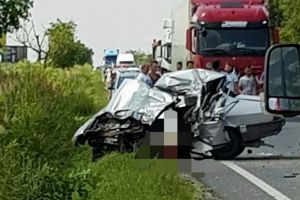 Accident mortal pe DN 79, în apropiere de Aeroportul Oradea: O Dacie s-a lovit de un TIR, trafic blocat!
