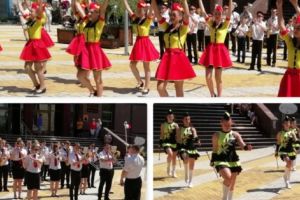 ACUM – Festival cu fanfare şi majorete în faţa Bibliotecii Judeţene