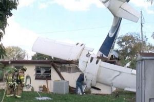 Tragedie aviatică. Un avion s-a prăbuşit peste o casă. Două persoane au murit - Foto