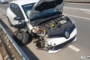 FOTO/ VIDEO: Accident rutier în zona Ambient din Alba Iulia – Un şofer şi-a distrus maşina după ce a intrat cu ea în bordură