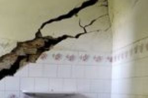 Pe drumuri, din cauza alunecărilor de teren! O familie din Lugoj a rămas fără casă după ce Dealul Viilor a luat-o la vale