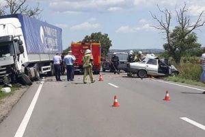 Impact mortal între un autoturism şi un autotren