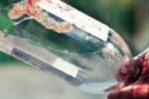 ȘOCANT. Înjunghiat în gât, în plină stradă. Se zbate între viaţă şi moarte la Reanimare