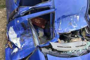 FOTO Accident rutier! Un bărbat din Botoşani, rănit grav după ce s-a răsturnat cu maşina şi s-a izbit într-un copac