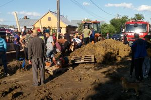 FOTO Șocant! Un botoşănean a fost prins sub un mal de pământ