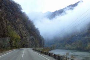 Valea Oltului, blocată total! Accident cu trei victime