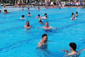 Atenţie! Reguli ce trebuie respectate cu sfinţenie dacă mergi la Cornişa Aquapark. Ce persoane au interzis la piscină