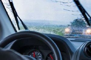 Recomandări utile pentru şoferii care circulă pe ploaie