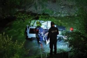 (FOTO)O masina a plonjat in raul Cisla. Pompierii din Borsa au intervenit pentru a scoate victimele