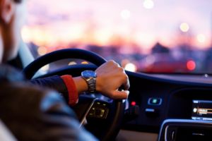 Un botoşănean s-a întors din Italia în concediu şi a ieşit cu maşina la plimbare. Cum a încercat să-i păcălească pe poliţişti când l-au tras pe dreapta