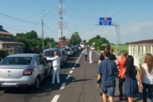 Cozi interminabile la graniţele României. Sute de mii de oameni părăsesc ţara